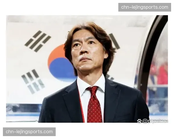 主教练洪明甫需将球队捏合成一个整体，战术纪律性是韩国挑战强敌的基石。