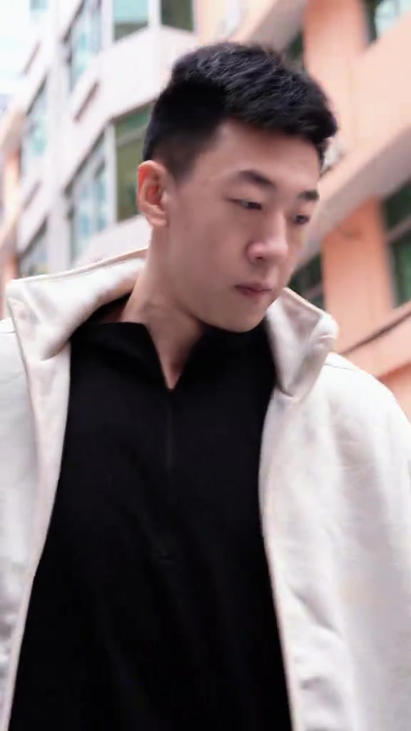 广东男篮今日兵发上海 贝兹利帽子抢镜😂